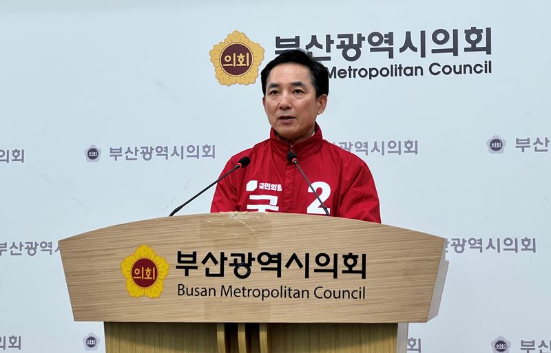 [부산=뉴시스] 원동화 기자 = 국민의힘 부산 북구갑 보궐선거 후보로 확정된 박민식 전 국가보훈부 장관이 지난 6일 부산시의회 브리핑룸에서 기자회견을 열고 북구갑 보궐선거에 공식 출마 선언을 하고 있다. 2026.05.06. dhwon@newsis.com