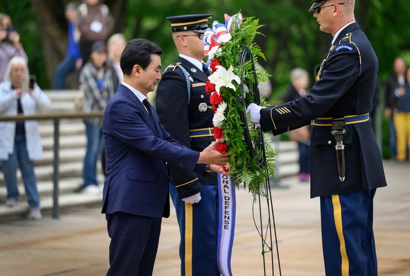 안규백 국방부 장관이 11일 오후(현지시간) 미국 알링턴 국립묘지를 참배하며 자유와 평화를 위해 헌신하신 참전용사들의 숭고한 희생정신에 깊은 경의를 표하고 있다. 국방부 제공