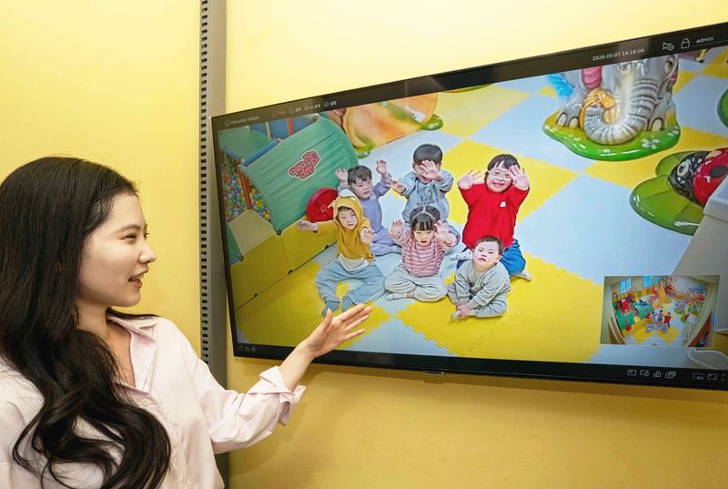 장애 영유아 거주시설 초록나무 직원이 한화비전 카메라를 통해 아이들의 안전을 살피고 있다. 한화비전 제공