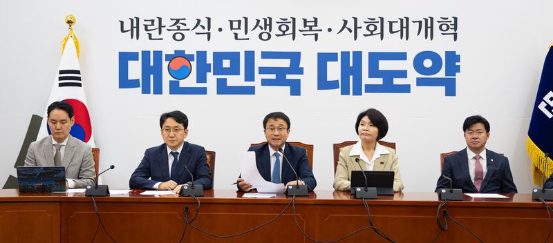 한병도 더불어민주당 원내대표가 12일 서울 여의도 국회에서 열린 원내대책회의에서 모두 발언을 하고 있다. 이날 천준호 원내운영수석부대표는 국민의힘이 울산 남구갑 보궐선거 후보에 김태규 전 방통위 부위원장을 후보로 추천한 것과 관련해 "민심에 완전히 반하는 '윤 어게인' 공천이다"라고 비판했다. 뉴스1
