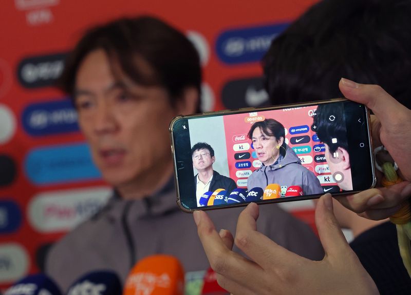 2026 북중미 월드컵 소집 전 마지막 평가전을 마치고 돌아온 축구대표팀 홍명보 감독이 2일 인천국제공항 제2터미널을 통해 귀국해 취재진의 질문에 답하고 있다. 2026.4.2 ⓒ 뉴스1 오대일 기자