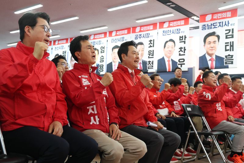 국민의힘 장동혁 대표가 12일 충남 천안시 김태흠 충남지사 후보 선거사무소에서 열린 제9회 전국동시지방선거 충남도당 당직자 회의 및 필승결의대회에서 구호를 외치고 있다. 연합뉴스