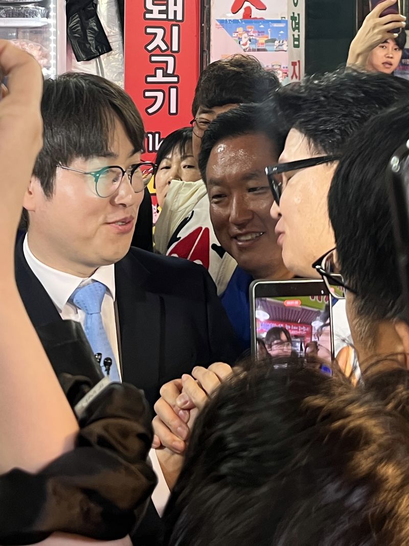 [부산=뉴시스] 이아름 기자 = 한동훈 전 국민의힘 대표와 하정우 전 청와대 AI미래기획수석이 29일 부산 북구 구포시장에서 만나 인사하고 있다. aha@newsis.com