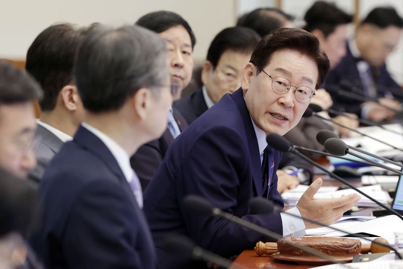 이재명 대통령이 12일 청와대에서 열린 국무회의 겸 제8차 비상경제점검회의에서 발언하고 있다. 뉴시스