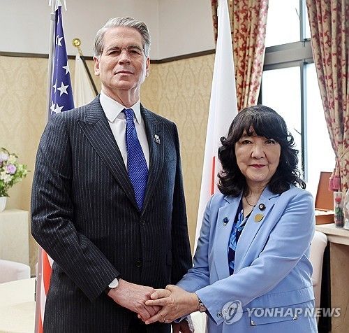 스콧 베선트 미국 재무장관(왼쪽)과 가타야마 사쓰키 알본 재무상. 출처=연합뉴스