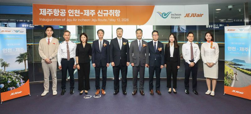이해성 제주항공 커머셜본부장(오른쪽 여섯번째), 최원선 제주항공 운송서비스 본부장(오른쪽 네번째), 박준상 국토교통부 항공산업과장(오른쪽 일곱번째), 김태성 인천국제공항공사 허브화전략처장(오른쪽 다섯번째)이 12일 인천국제공항에서 진행된 제주항공 인천~제주 노선 신규 취항식에서 신규 취항편 승무원들과 기념촬영을 하고 있다. 제주항공 제공