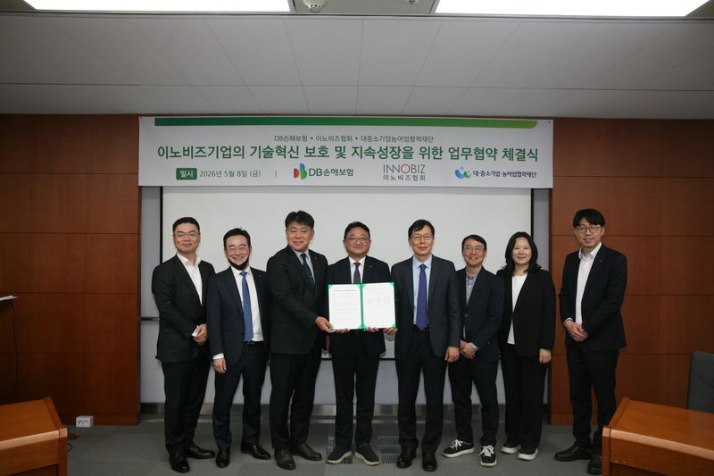 최혁승 DB손해보험 최혁승 부분장(왼쪽 셋째부터), 김홍석 이노비즈협회 상무, 배창우 대중소기업농어업협력재단 본부장 등이 이노비즈기업 기술혁신 보호 및 지속성장 업무협약을 체결하고 기념사진을 촬영하고 있다.