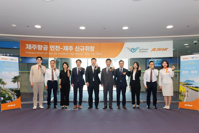 박준상 국토교통부 항공산업과장(왼쪽 네번째), 김태성 인천국제공항공사 허브화전략처장(왼쪽 여섯번째), 이해성 제주항공 커머셜본부장(왼쪽 다섯번째), 최원선 제주항공 운송서비스 본부장(왼쪽 일곱번째)이 12일 인천공항 제1여객터미널에서 열린 '인천-제주 노선 신규취항 행사'에서 참석자들과 기념촬영을 하고 있다. 인천국제공항공사 제공