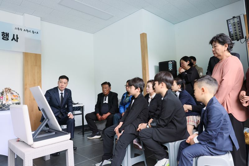 12일 오전에 열린 '故 김순식 하사 호국의 영웅 귀환 행사'에서 김성환 국방부 유해발굴감식단장 직무대리가 유가족에게 유해발굴 및 신원확인 과정 등을 설명하고 있다. 국방부 제공