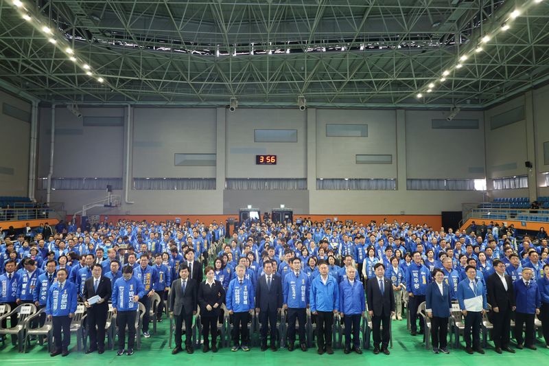 더불어민주당이 12일 전남 강진 제2실내체육관에서 '제9회 전국동시지방선거 더불어민주당 전남·광주·전북 공천자대회'를 열어 필승 의지를 다졌다. 더불어민주당 전남도당 제공