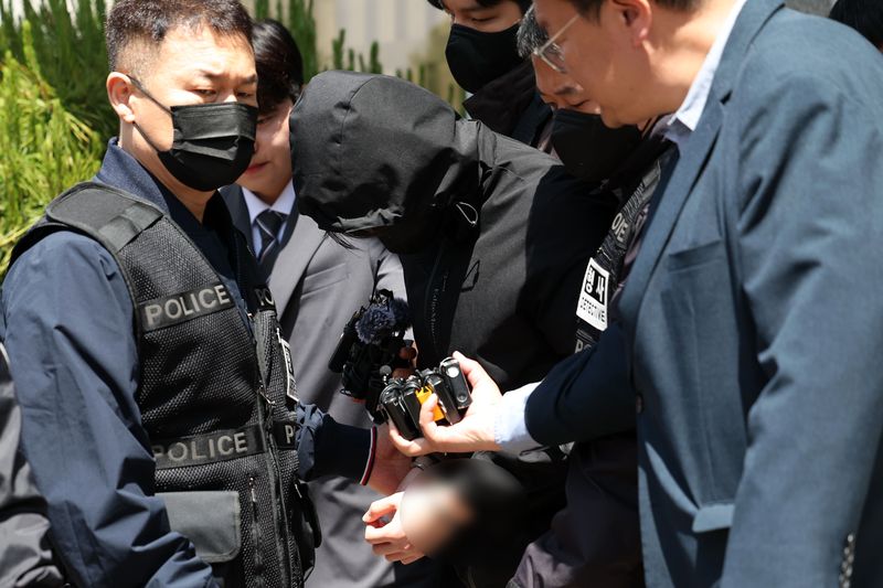 광주 도심에서 일면식 없는 여고생을 살해한 장윤기가 지난 7일 구속 전 피의자 심문(영장실질심사)을 받고 광주지방법원을 빠져 나오고 있다. /사진=뉴스1