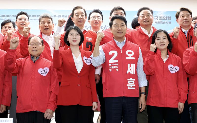 오세훈 국민의힘 서울시장 후보(앞줄 오른쪽 두번째)가 12일 서울 영등포구 국민의힘 중앙당사 앞에서 열린 서울시당 선대위 발대식에서 참석자들과 기념촬영을 하고 있다. 연합뉴스