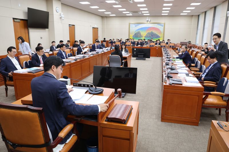 박상혁 소위원장이 12일 서울 여의도 국회에서 열린 정무위원회 법안심사제1소위원회에서 의사봉을 두드리고 있다. 2026.5.12 ⓒ 뉴스1 신웅수 기자