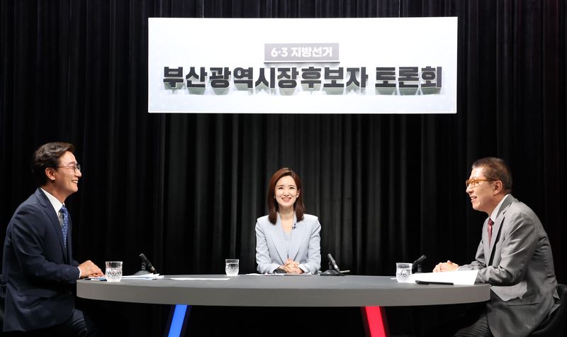 [부산=뉴시스] 하경민 기자 = 6·3전국동시지방선거 부산시장 후보자 토론회가 열린 12일 부산 동구 부산MBC에서 전재수(왼쪽) 더불어민주당 후보와 박형준 국민의힘 후보가 본격적인 토론에 앞서 사전 연습을 하고 있다. 2026.05.12. yulnetphoto@newsis.com