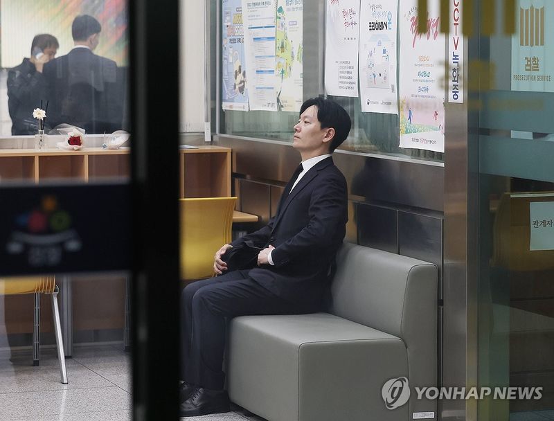 대검 민원실서 대기 (출처=연합뉴스)