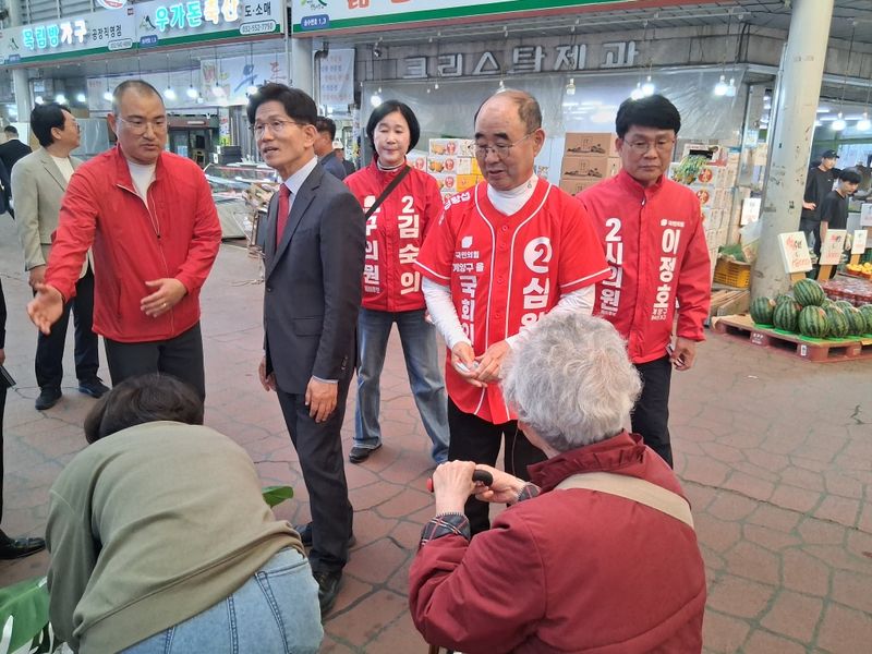 심왕섭 국민의힘 인천 계양을 국회의원 후보(오른쪽에서 두번째)가 12일 김문수 전 고용노동부 장관과 함께 민생 현장을 방문했다. /사진=심 후보 선거캠프 제공