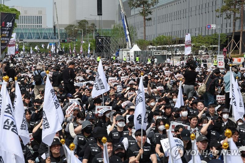 삼성전자 노조 투쟁 결의대회, 구호 외치는 조합원들 (출처=연합뉴스)