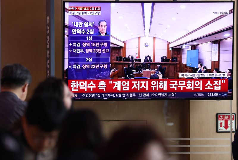 내란 중요임무 종사 혐의를 받는 한덕수 전 국무총리의 항소심 선고 공판이 중계되고 있다. ⓒ 뉴스1