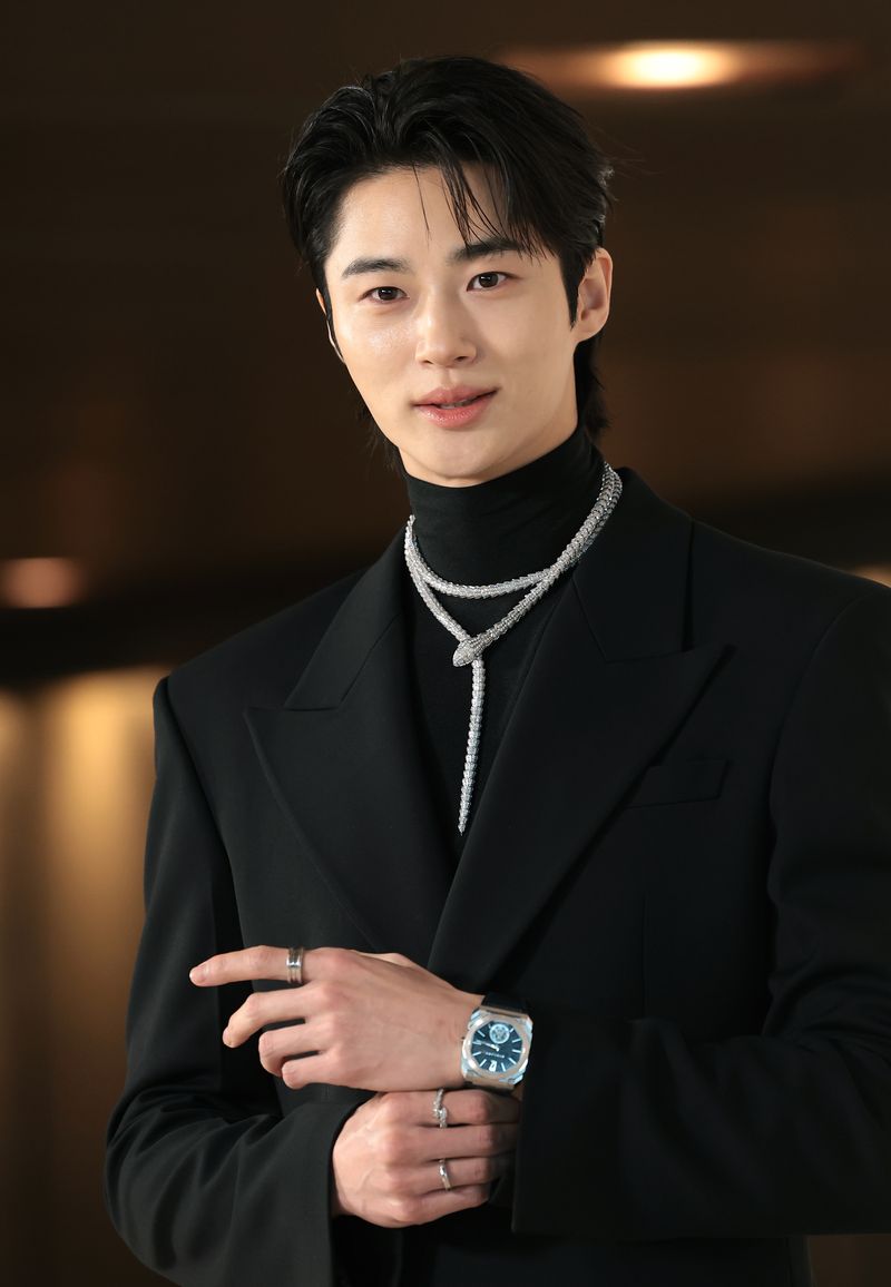 배배우 변우석이 12일 서울 광진구 비스타 워커힐 서울에서 열린 한 주얼리 포토 행사에 참석해 하트 포즈를 취하고 있다. ⓒ 뉴스1 권현진 기자