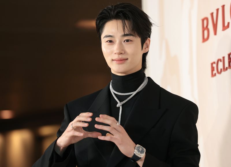 배우 변우석이 12일 서울 광진구 비스타 워커힐 서울에서 열린 한 주얼리 포토 행사에 참석해 하트 포즈를 취하고 있다. ⓒ 뉴스1 권현진 기자