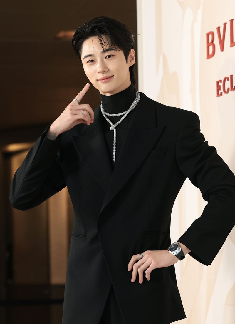 배우 변우석이 12일 서울 광진구 비스타 워커힐 서울에서 열린 한 주얼리 포토 행사에 참석해 볼 콕 포즈를 취하고 있다. ⓒ 뉴스1 권현진 기자