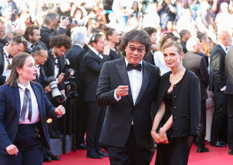 제79회 칸 국제영화제 개막일인 12일(현지시간) 프랑스 남부 소도시 칸 팔레 데 페스티발(Palais des Festivals)에서 열린 개막식 및 개막작 ‘일렉트릭 키스’(피에르 살바도리 감독·프랑스·비경쟁부문) 시사회에서 영화감독 봉준호가 프랑스 프로듀서 멜리타 토스칸 뒤 플랑티에르와 함께 레드카펫에 오르고 있다. 뉴스1