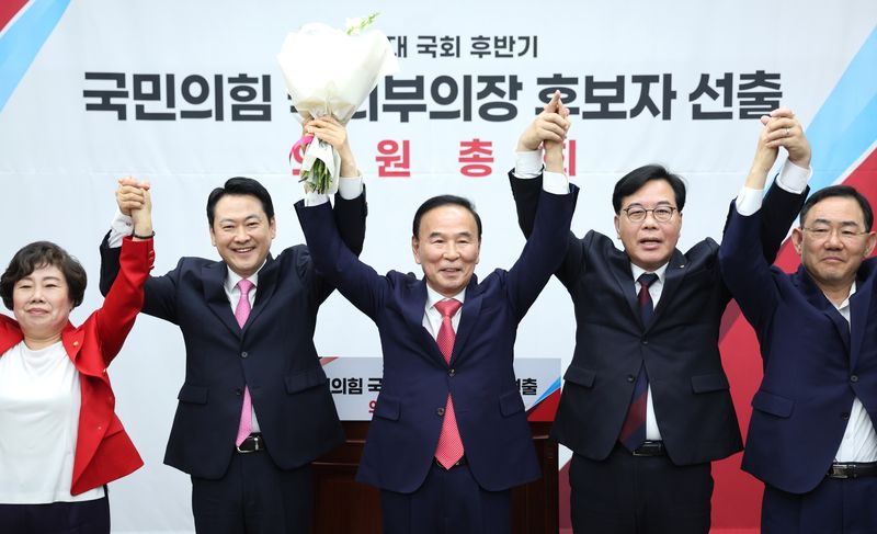 장동혁 국민의힘 대표가 13일 서울 여의도 국회에서 열린 제22대 국회 후반기 국회부의장 후보자 선출 의원총회에서 후보로 선출된 박덕흠 의원과 손을 맞잡고 인사하고 있다. 뉴스1