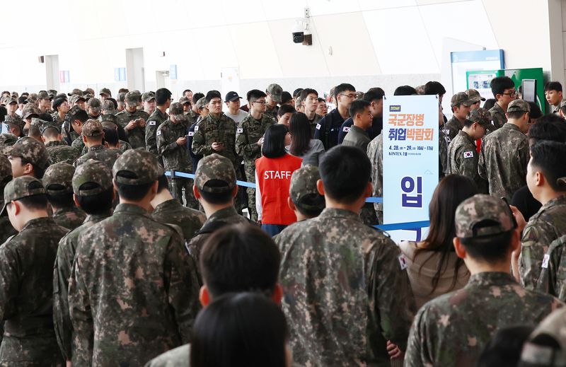 28일 경기 고양 2026년 국군장병 취업박람회에서 장병들이 입장을 기다리고 있다. 2026.4.28 ⓒ 뉴스1 김민지 기자