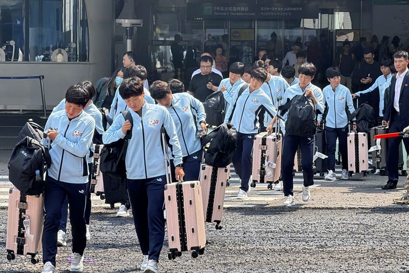 북한 내고향여자축구단이 수원종합운동장에서 열리는 2025-2026 아시아축구연맹(AFC) 여자 챔피언스리그(AWCL) 준결승전을 치르기 위해 17일 내한했다. 축구단이 지난 12일 경유 훈련지인 중국 베이징 서우두 공항에 도착하고 있다. 연합뉴스
