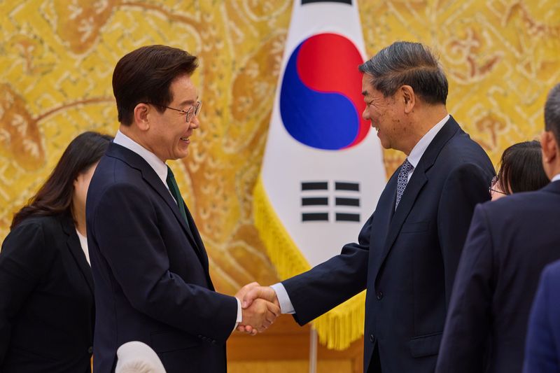 이재명 대통령이 13일 미·중 정상회담을 앞두고 사전 조율을 위해 청와대를 방문한 허리펑 중국 국무원 부총리와 인사하고 있다. 청와대 제공
