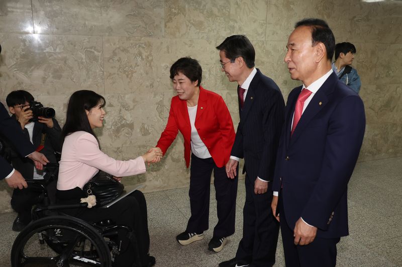 [서울=뉴시스] 고승민 기자 = 13일 서울 여의도 국회에서 열린 제22대 국회 후반기 국민의힘 국회부의장 선출 의원총회에서 시작 전 조배숙, 조경태, 박덕흠 후보가 의원들과 인사를 나누고 있다. 2026.05.13. kkssmm99@newsis.com