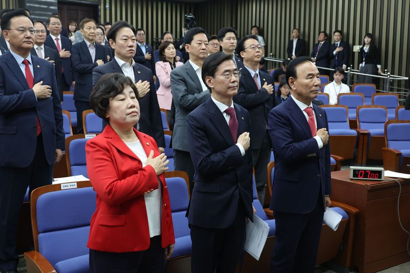 [서울=뉴시스] 고승민 기자 = 13일 서울 여의도 국회에서 열린 제22대 국회 후반기 국민의힘 국회부의장 선출 의원총회에서 조배숙, 조경태, 박덕흠 후보가 국민의례를 하고 있다. 2026.05.13. kkssmm99@newsis.com