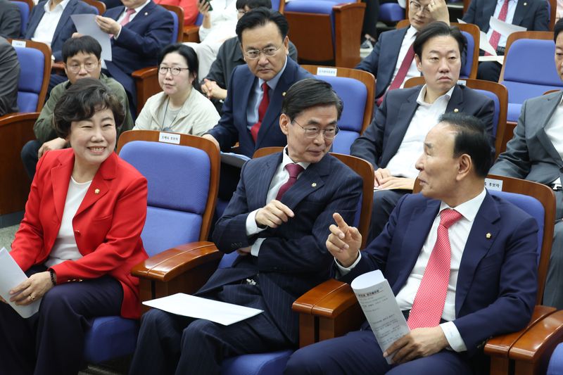 [서울=뉴시스] 고승민 기자 = 13일 서울 여의도 국회에서 열린 제22대 국회 후반기 국민의힘 국회부의장 선출 의원총회에서 조배숙, 조경태, 박덕흠 후보가 대화하고 있다. 2026.05.13. kkssmm99@newsis.com