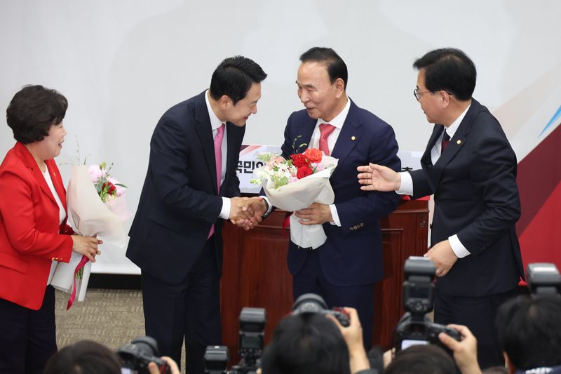 [서울=뉴시스] 고승민 기자 = 박덕흠 신임 국회부의장이 13일 서울 여의도 국회에서 열린 제22대 국회 후반기 국민의힘 국회부의장 선출 의원총회에서 당선 후 장동혁 대표에게 축하받고 있다. 2026.05.13. kkssmm99@newsis.com