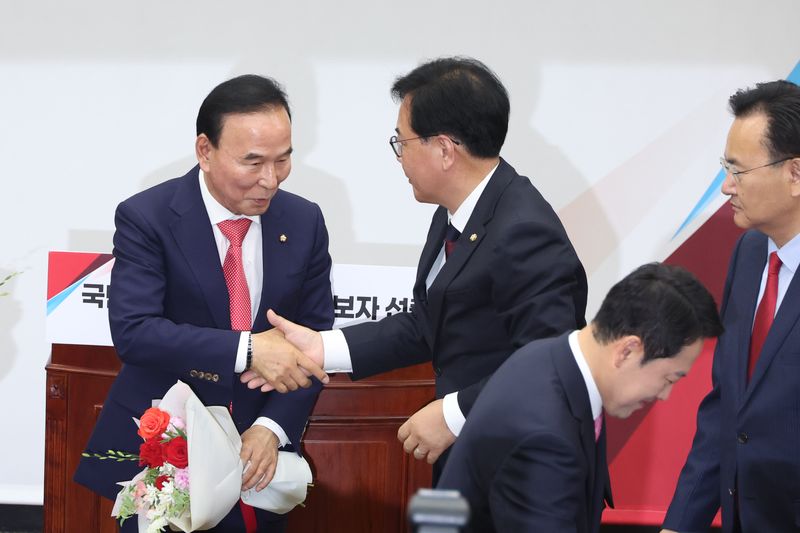 [서울=뉴시스] 고승민 기자 = 박덕흠 신임 국회부의장이 13일 서울 여의도 국회에서 열린 제22대 국회 후반기 국민의힘 국회부의장 선출 의원총회에서 당선 후 송언석 원내대표에게 축하받고 있다. 2026.05.13. kkssmm99@newsis.com