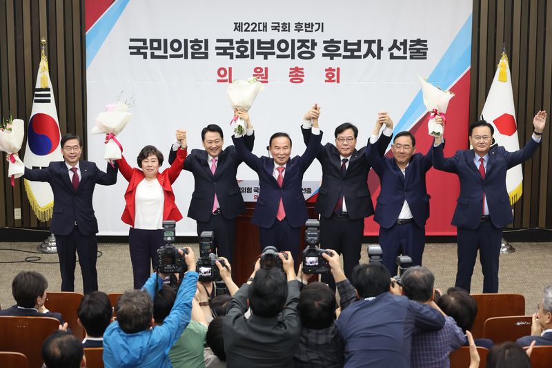 [서울=뉴시스] 고승민 기자 = 박덕흠(가운데) 신임 국회부의장이 13일 서울 여의도 국회에서 열린 제22대 국회 후반기 국민의힘 국회부의장 선출 의원총회에서 당선 후 장동혁 대표, 송언석 원내대표와 기념촬영하고 있다. 2026.05.13. kkssmm99@newsis.com