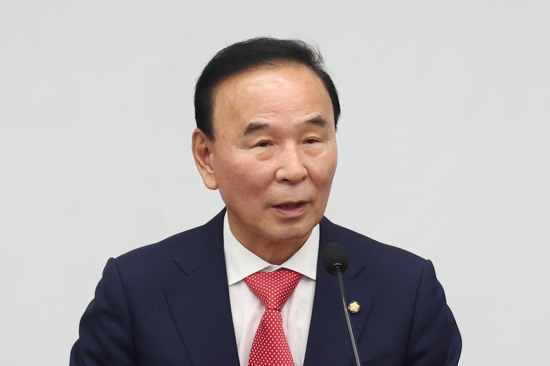 [서울=뉴시스] 고승민 기자 = 박덕흠 신임 국회부의장이 13일 서울 여의도 국회에서 열린 제22대 국회 후반기 국민의힘 국회부의장 선출 의원총회에서 당선 후 인사말을 하고 있다. 2026.05.13. kkssmm99@newsis.com
