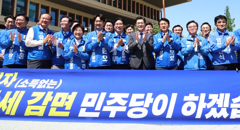 정원오 더불어민주당 서울시장 후보와 서울지역 구청장 후보들이 13일 오전 서울 여의도 국회 소통관 앞에서 공약발표 기자회견을 마친 뒤 기념촬영을 하고 있다. 뉴시스