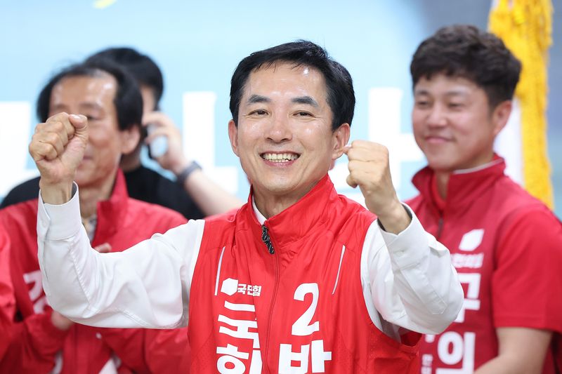 장동혁 국민의힘 대표와 부산 북갑 국회의원 보궐선거에 출마한 박민식 후보가 10일 부산 북구 박 후보 선거사무소에서 열린 선거사무소 개소식에서 지지자들에게 화답하고 있다. 뉴스1
