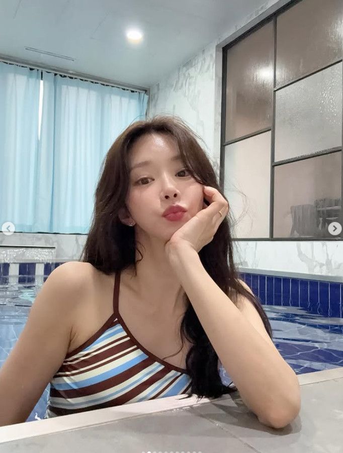 이주빈, 직각어깨 돋보인 늘씬 수영복 자태