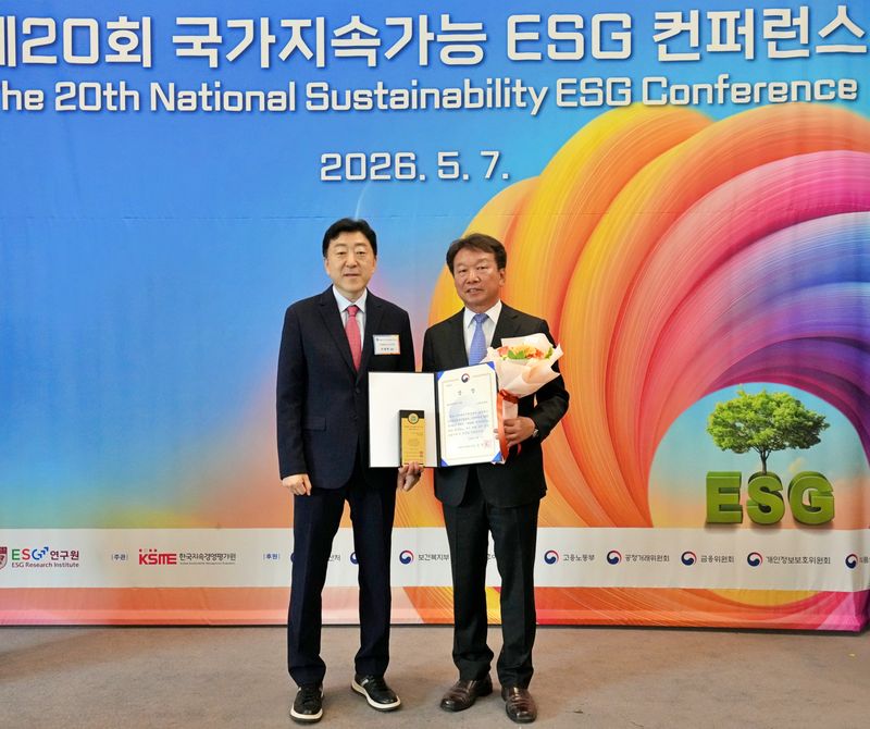 정무경 고려아연 지속가능경영부문 사장(오른쪽)과 이재혁 고려대 ESG연구원장이 지난 7일 서울 중구 프레스센터에서 열린 '제20회 국가지속가능 ESG 컨퍼런스'에서 기념촬영을 하고 있다. 고려아연 제공