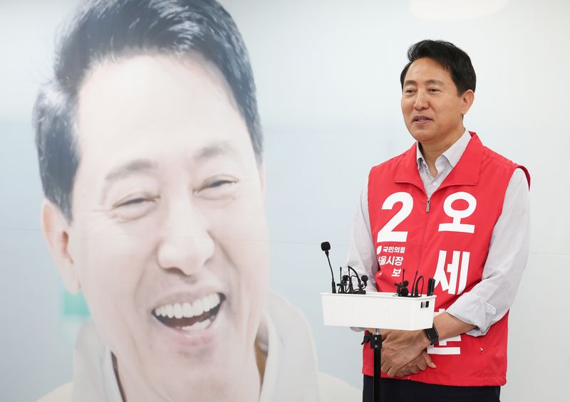 오세훈 국민의힘 서울시장 후보가 13일 오전 서울 종로구 선거사무소에서 ‘동네 상권이 살아야 서울의 경제가 탄탄해집니다’ 소상공인 공약 발표를 마치고 취재진 질문에 답하고 있다. 뉴스1