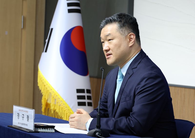 [세종=뉴시스] 강종민 기자 = 정규철 KDI 거시·금융정책연구부장이 13일 세종시 정부세종청사에서 2026년 반도체 수출 호조세와 내수 개선세로 2.5% 성장한 후 2027년에는 1.7% 성장할 것으로 전망하고 있다. 2026.05.13. ppkjm@newsis.com