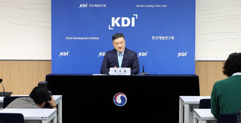 [세종=뉴시스] 강종민 기자 = 정규철 KDI 거시·금융정책연구부장이 13일 세종시 정부세종청사에서 2026년 반도체 수출 호조세와 내수 개선세로 2.5% 성장한 후 2027년에는 1.7% 성장할 것으로 전망하고 있다. 2026.05.13. ppkjm@newsis.com