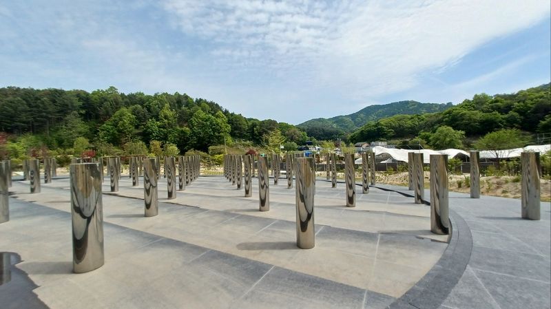 100개의 금속 기둥이 설치된 '플라톤의 이데아'