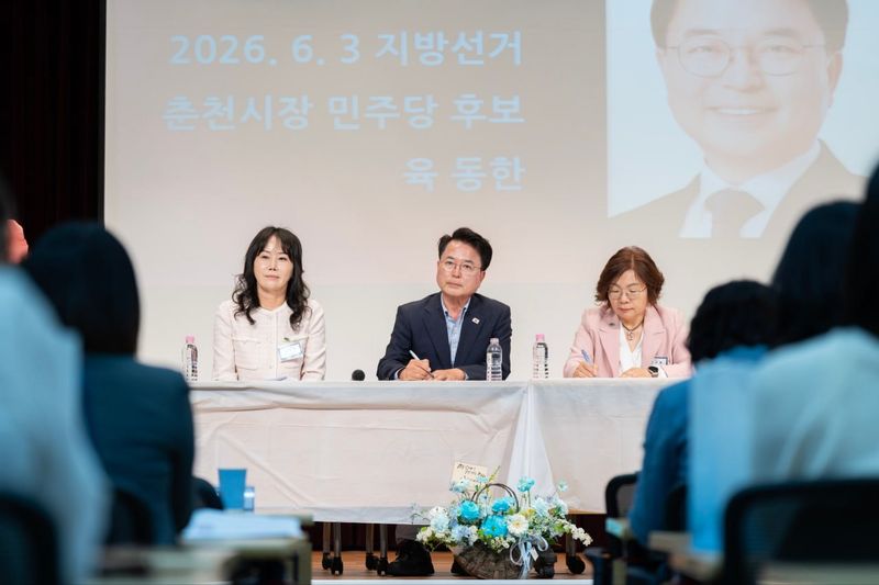 더불어민주당 육동한 춘천시장 후보는 13일 강원지방중소벤처기업청에서 강원여성경영인협회 춘천지회 회원들과 간담회를 가졌다. 육동한 캠프 제공