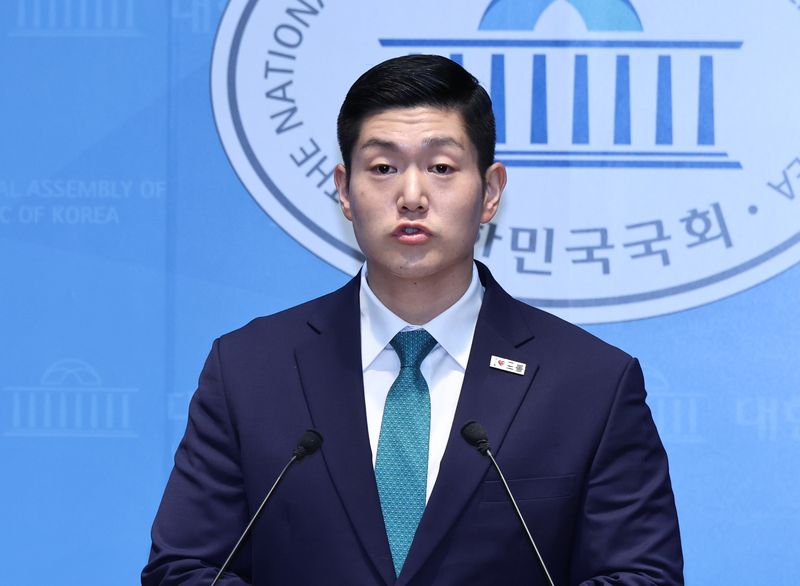 김재섭 국민의힘 의원이 13일 오전 서울 여의도 국회 소통관에서 정원오 더불어민주당 서울시장 후보가 과거 경찰과 민간인 폭행으로 유죄 판결을 받은 사건과 관련해 기자회견을 하고 있다. /사진=뉴시스