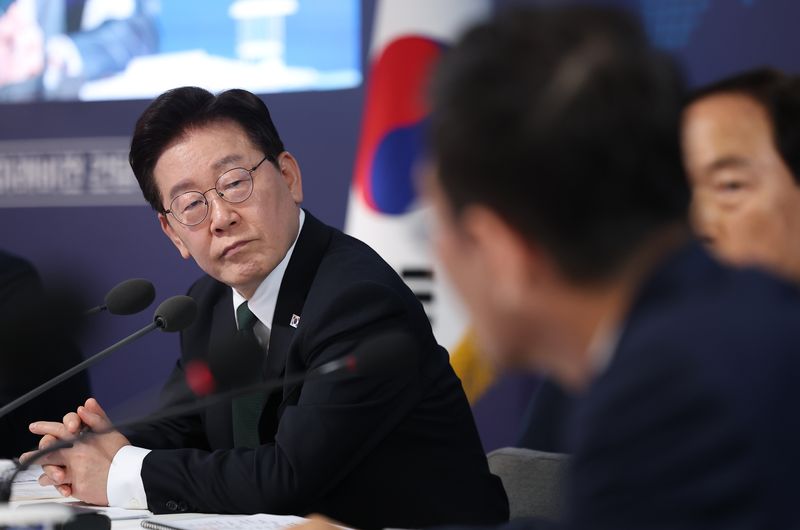 이재명 대통령이 13일 울산에서 열린 'K조선 미래비전 간담회'에서 참석자 발언을 듣고 있다. 연합뉴스