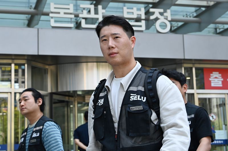 [수원=뉴시스] 김종택기자 = 최승호 초기업노조 삼성전자지부 위원장이 13일 경기 수원시 영통구 수원지방법원에서 열린 삼성전자 노조 위법 쟁의행위 금지 가처분 신청 2차 심문을 마친 뒤 법원을 나서고 있다. 2026.05.13. jtk@newsis.com