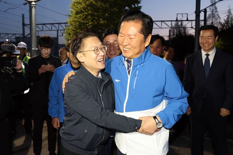 인천 계양을 국회의원 보궐선거에서 더불어민주당 후보로 전략 공천된 김남준 전 청와대 대변인(왼쪽)이 지난달 24일 인천 계양 지하철 귤현차량기지를 방문한 정청래 대표(오른쪽)와 포옹하고 있다. 연합뉴스